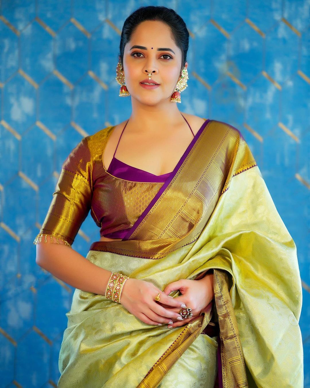 Indian Actress Anasuya Bharadwaj in Green Pattu Saree04